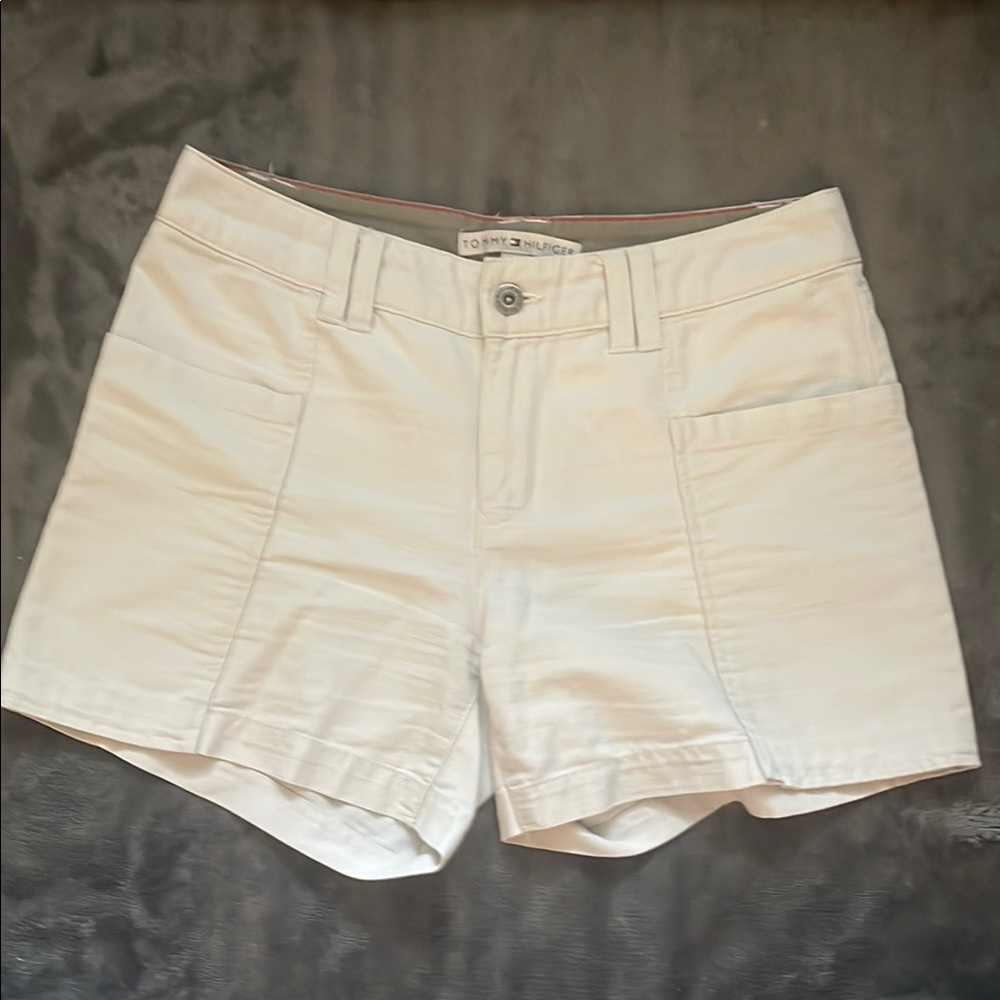 Tommy Hilfiger Cream Cargo Shorts with Sturdy Cotton Blend